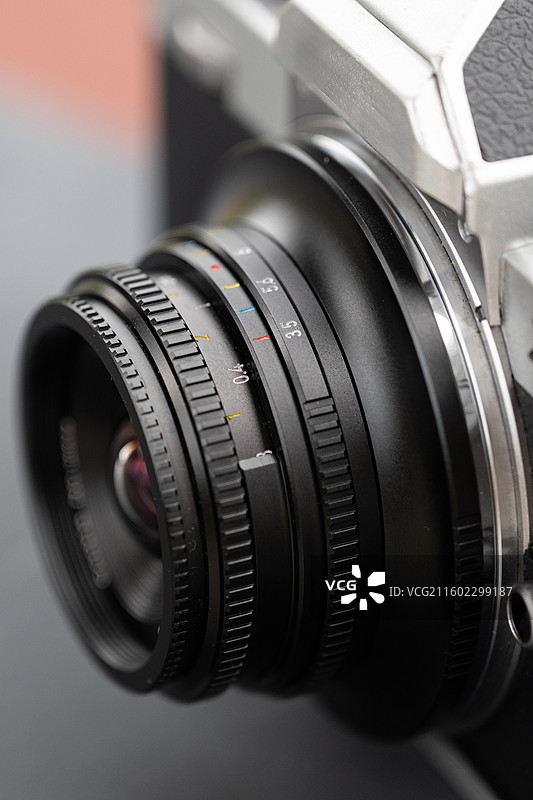 一台银色复古相机复古镜头图片素材