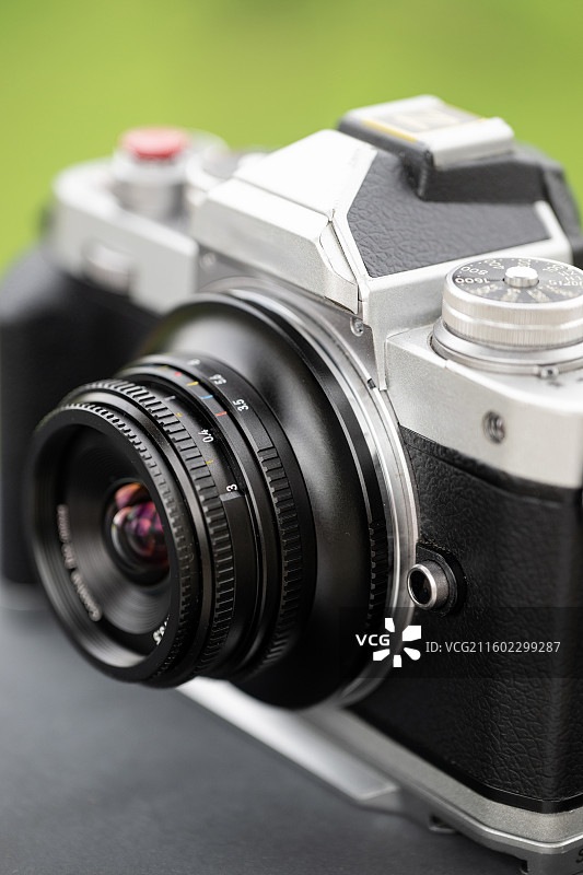 一台银色复古相机复古镜头图片素材