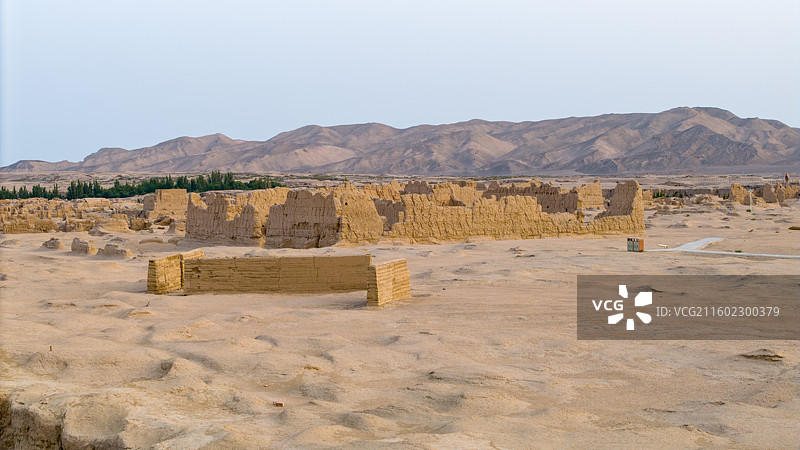 新疆吐鲁番市，世界文化遗产：交河故城-东北寺院；傍晚时分的景色，航拍视角。图片素材