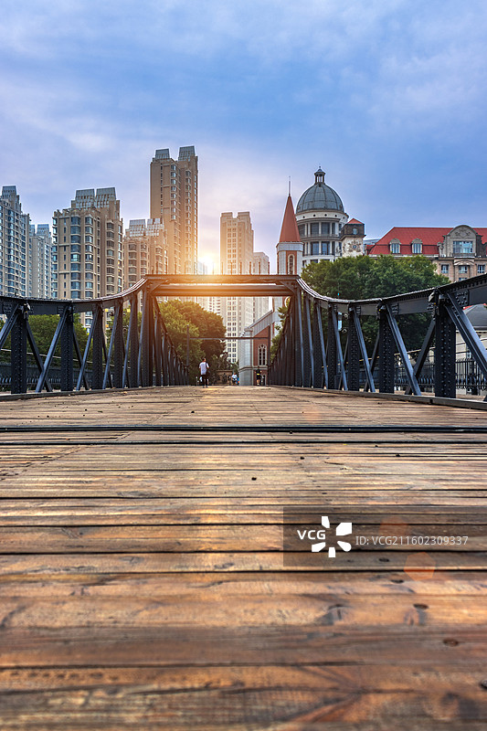 天津海河上的金汤桥图片素材