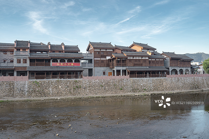 清晨汀江畔木质古建筑，福建长汀图片素材