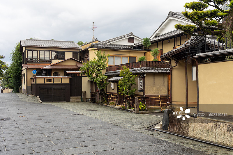 町家与土墙：京都祇园老街，传统建筑的线条之美图片素材