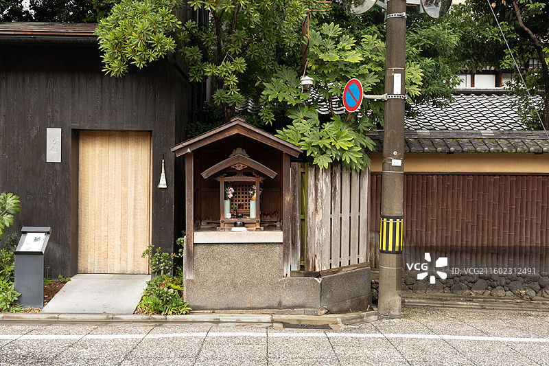 京都祇园的清晨：下河原通上的路边地藏图片素材