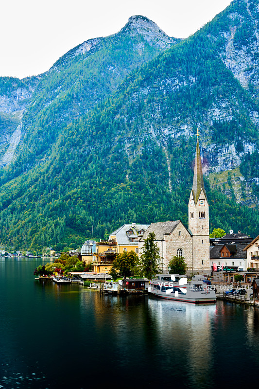 湖畔小镇的宁静美景图片素材