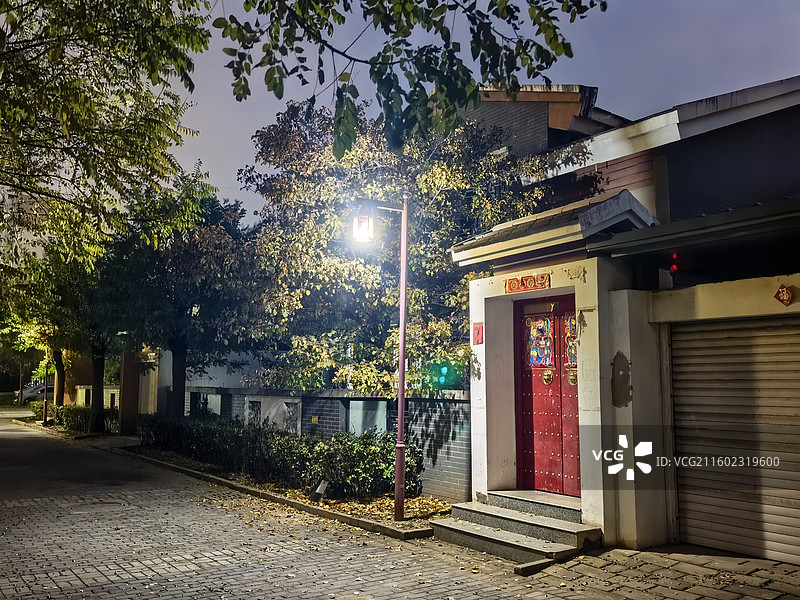 十里长街华灯靓，九重霓虹映云裳  琼楼玉树瑶台境，金碧辉煌耀殿光  漫步园林寻美景，徜徉云阁丹桂香图片素材