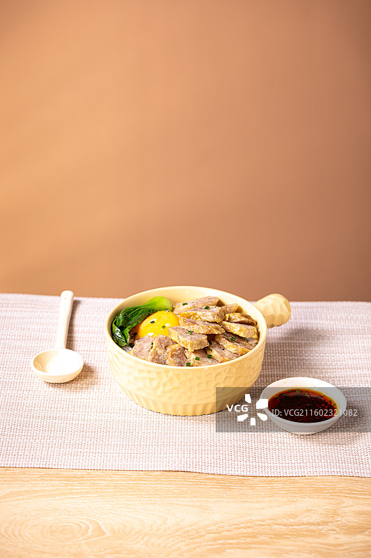 五香卷盖浇饭图片素材