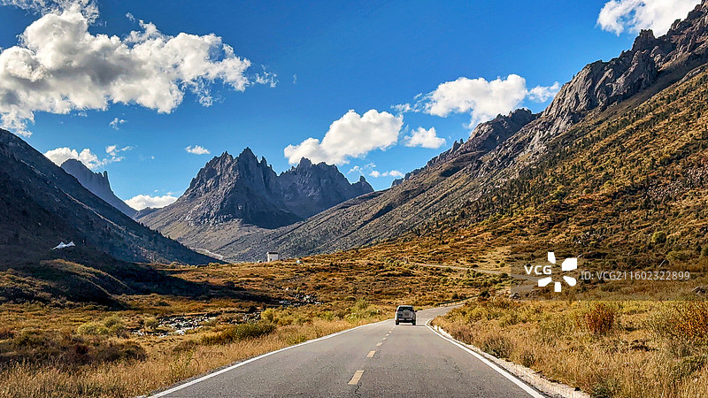 莲宝叶则，冰川雪山和公路图片素材