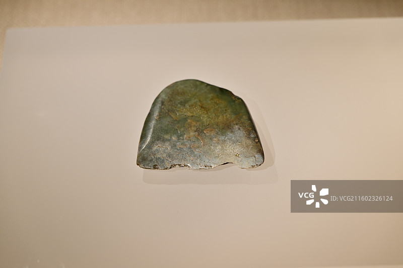 玉斧，新石器时代，新巴尔虎左旗甘珠尔庙采集，文物，呼伦贝尔历史博物馆，内蒙古呼伦贝尔海拉尔图片素材