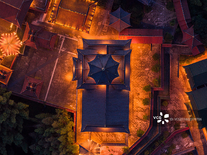 华灯映古寺——蜀南竹海龙吟寺夜景图片素材