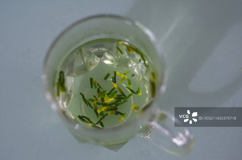 透明玻璃杯中泡着的茶叶图片素材