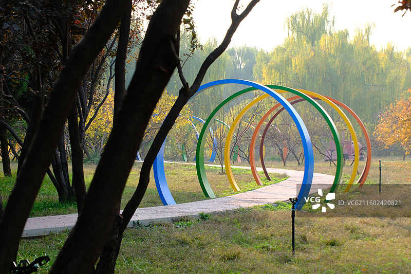 石家庄植物园彩虹拱门。木头小汽车园林造景。景观艺术设计图片素材