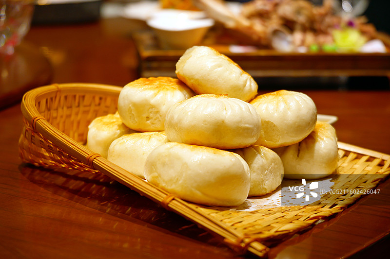 餐桌上摆放的西北特包美食烤包子特写图片素材