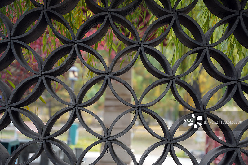 带有圆形图案的装饰性金属围栏图片素材