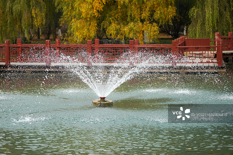 公园里美丽的喷泉景观图片素材