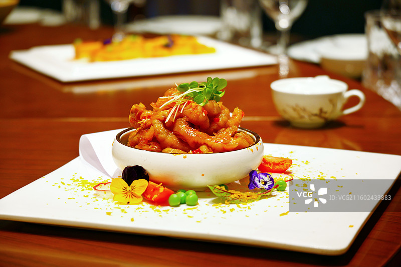 餐桌白色瓷盘里摆放的凉拌去骨凤爪特写图片素材