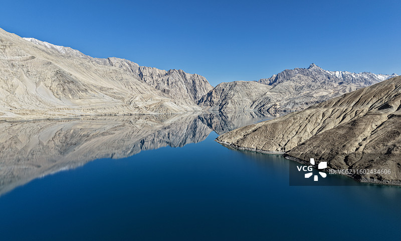 帕米尔高原的蓝眼泪.班迪尔蓝湖    【晴空下，班迪尔蓝湖如此静谧，湖水纯粹得不似在人间。】图片素材
