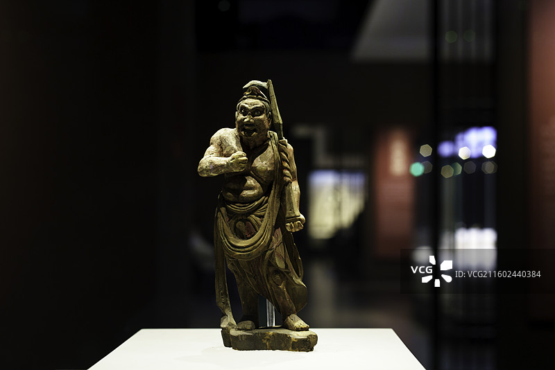 河北省定州市博物馆重要馆藏文物——静志寺塔基地宫出土五代-北宋太平兴国二年彩绘木雕力士像图片素材