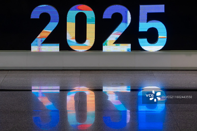 深圳会展中心内电子科技展外的LED电子显示2025年份数字图片素材