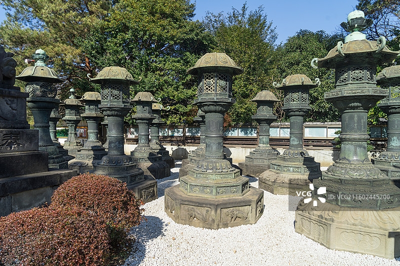 日本东京上野东照宫里的石灯笼图片素材