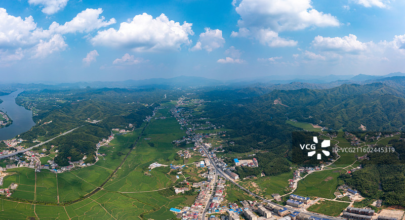 航拍俯瞰益阳桃江县大栗港镇山水风光，资水，536国道与平洞高速图片素材