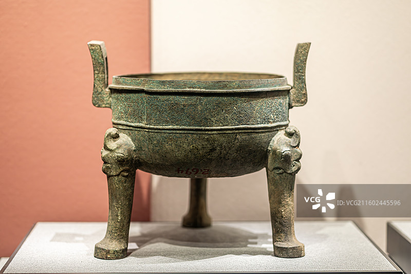 安徽博物院藏寿县李三孤堆楚王墓出土战国菱形曲龙纹鼎图片素材