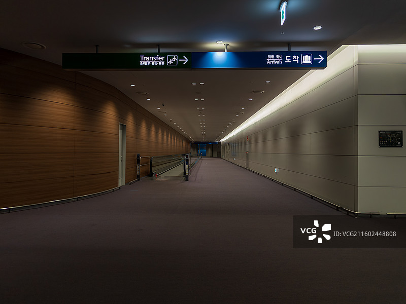 首尔仁川国际机场宽敞的现代化入境通道图片素材