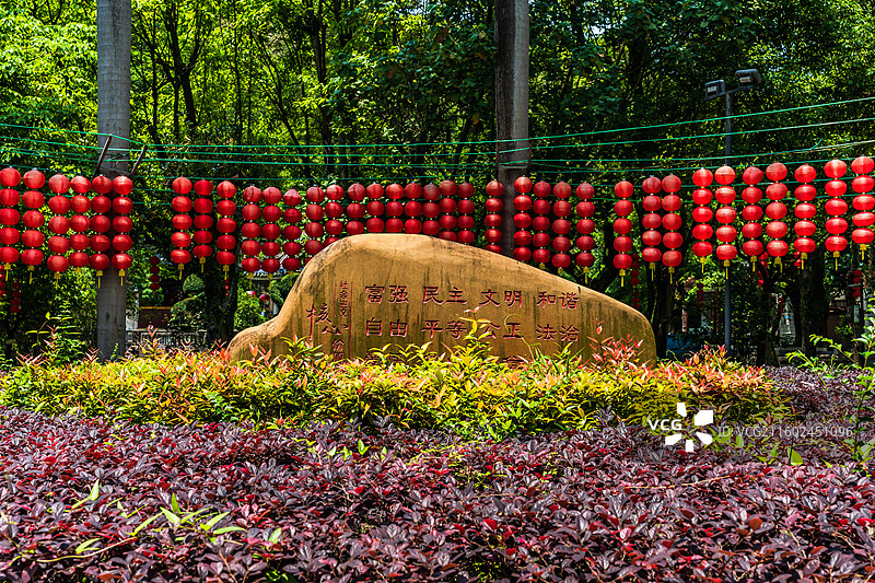 潮州西湖畔，核心价值观与灯笼阵的相映图片素材