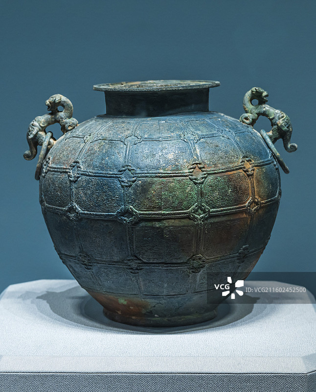 山西博物院展览文物——长子县出土春秋青铜器络胜纹罍图片素材