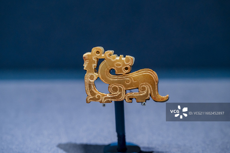 山西博物院展览文物——曲沃县晋侯墓出土西周人龙形玉饰图片素材