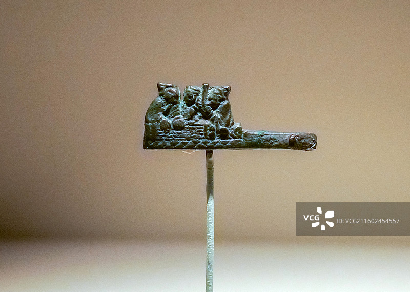 三人奏乐青铜带钩 西汉 1956年内蒙古准格尔旗出土 中国国家博物馆“古代中国基本陈列”图片素材