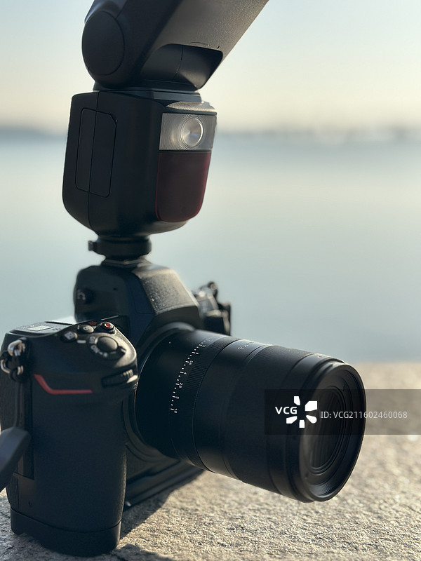 相机搭配闪光灯户外特写图片素材