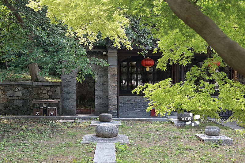 镇江南山竹林禅寺鸡爪槭与五观堂图片素材