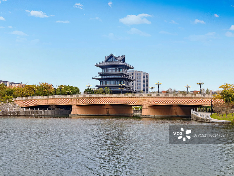 上海奉贤区奉贤新城上海之鱼（金海湖）畔的龙门阁图片素材