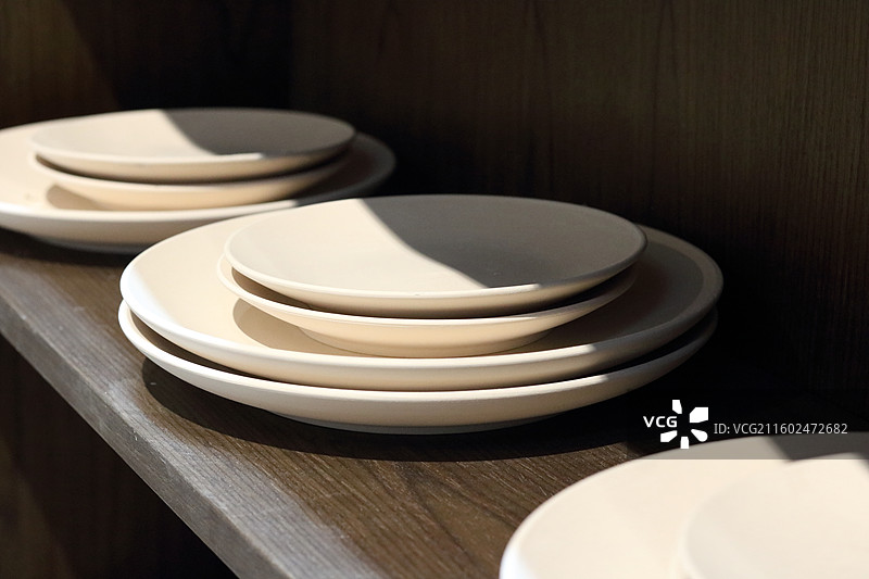 桌子上未烧制的陶瓷盘子特写图片素材