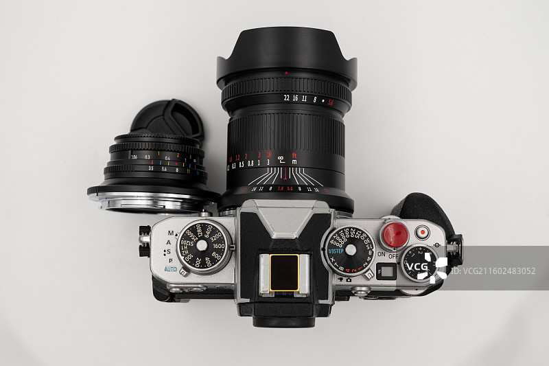 一台银色复古相机图片素材