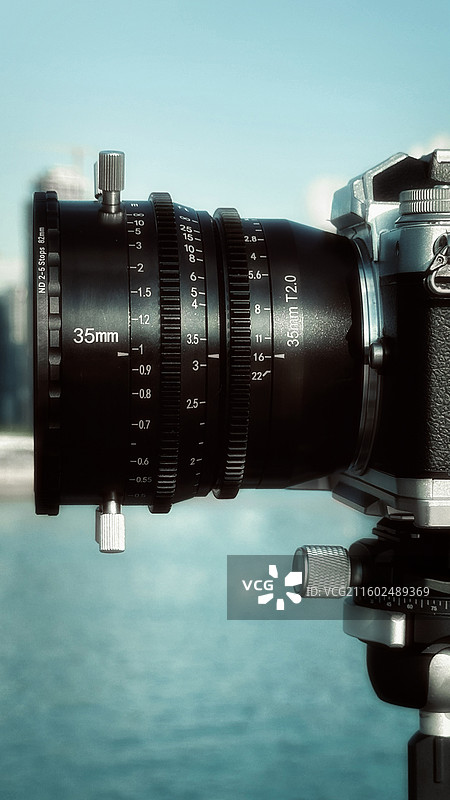 搭配电影镜头的相机安装在三脚架上图片素材