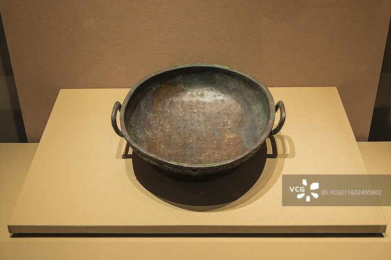 山西省太原博物馆展出文物——翼城县大河口霸国墓地出土西周青铜器霸姬盘图片素材