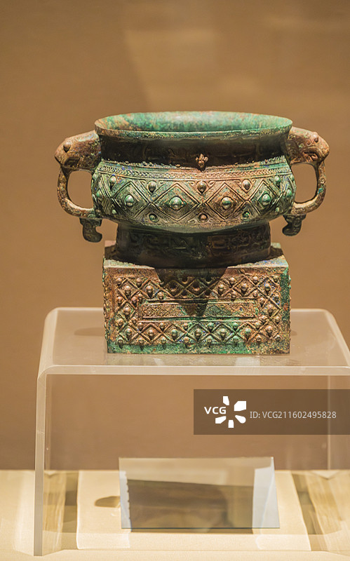 山西省太原博物馆展出文物——翼城县大河口霸国墓地出土西周青铜器伯簋图片素材