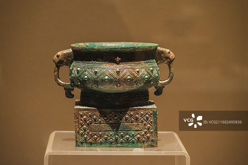 山西省太原博物馆展出文物——翼城县大河口霸国墓地出土西周青铜器伯簋图片素材