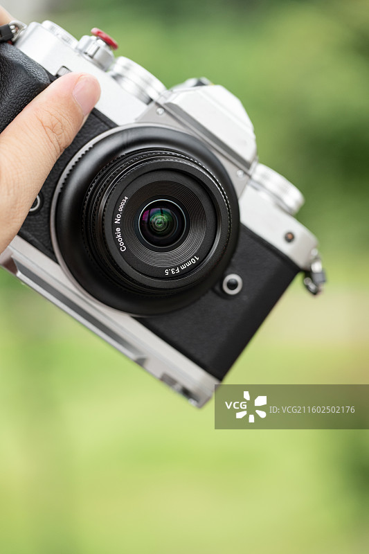 手持复古相机图片素材