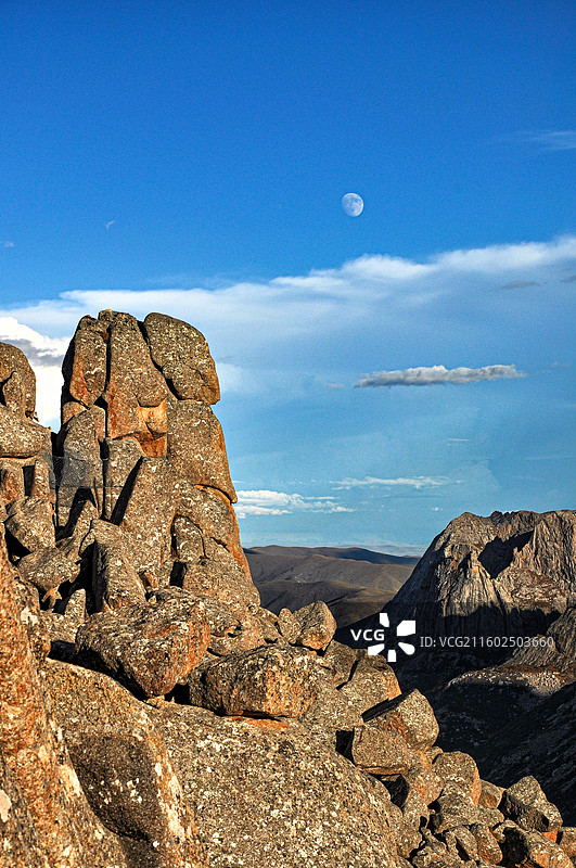 莲宝叶则，冰川岩石和月亮图片素材