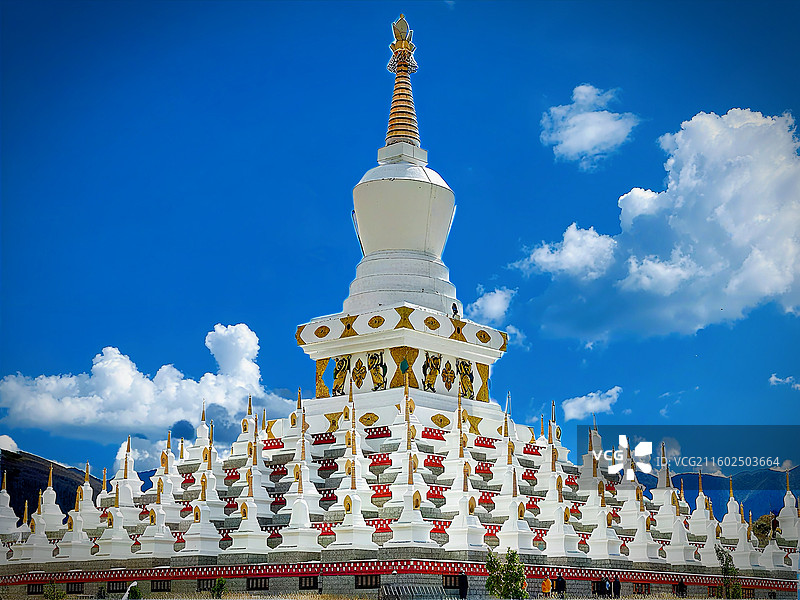 甘孜州色达金马草原上的佛塔图片素材