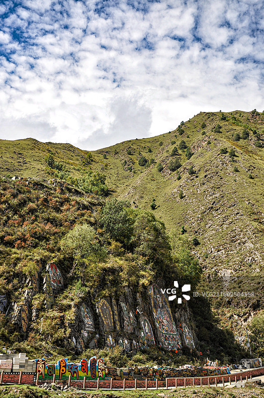 棒托寺，彩色的佛像石刻壁画图片素材