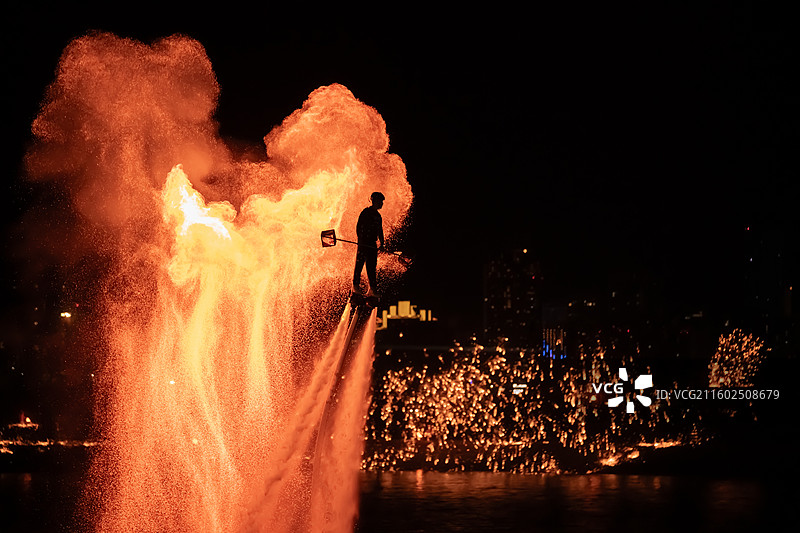 大连打铁花火狐表演图片素材