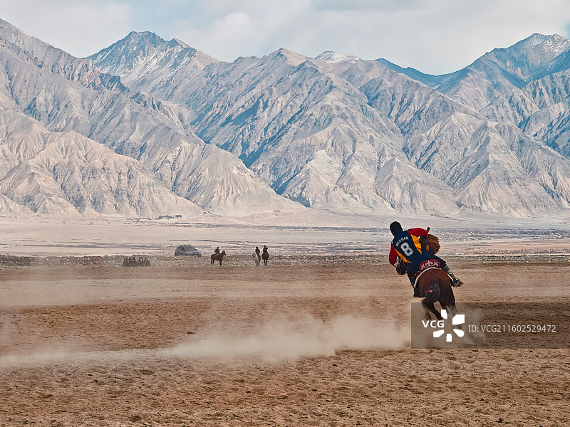 塔吉克族叼羊图片素材