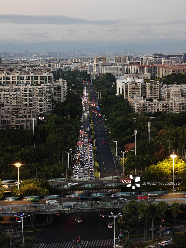 下班高峰期的厦门仙岳路与金尚路车水马龙交汇图片素材