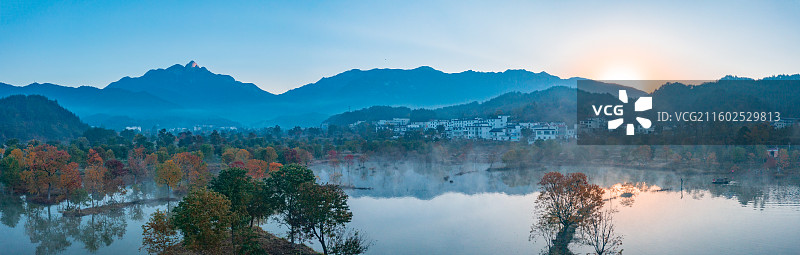 罗田河西畈村，武汉出发1.5h。早上五点起床蹲守，朝阳、晨雾、水中乌臼倒影，以及笔架山⛰做背景，绝了图片素材