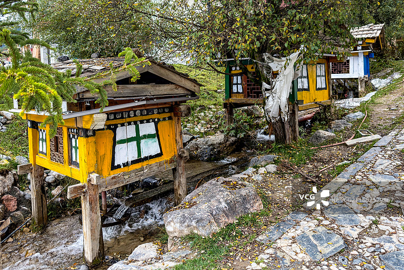 扎尕那，水力转经筒和藏族特色木屋图片素材