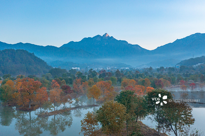 罗田河西畈村，武汉出发1.5h。早上五点起床蹲守，朝阳、晨雾、水中乌臼倒影，以及笔架山⛰做背景，绝了图片素材
