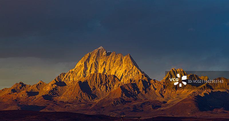 鱼子西观景台，雅拉雪山日照金山图片素材